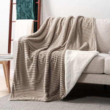 Plush blanket with lamb - Hølm