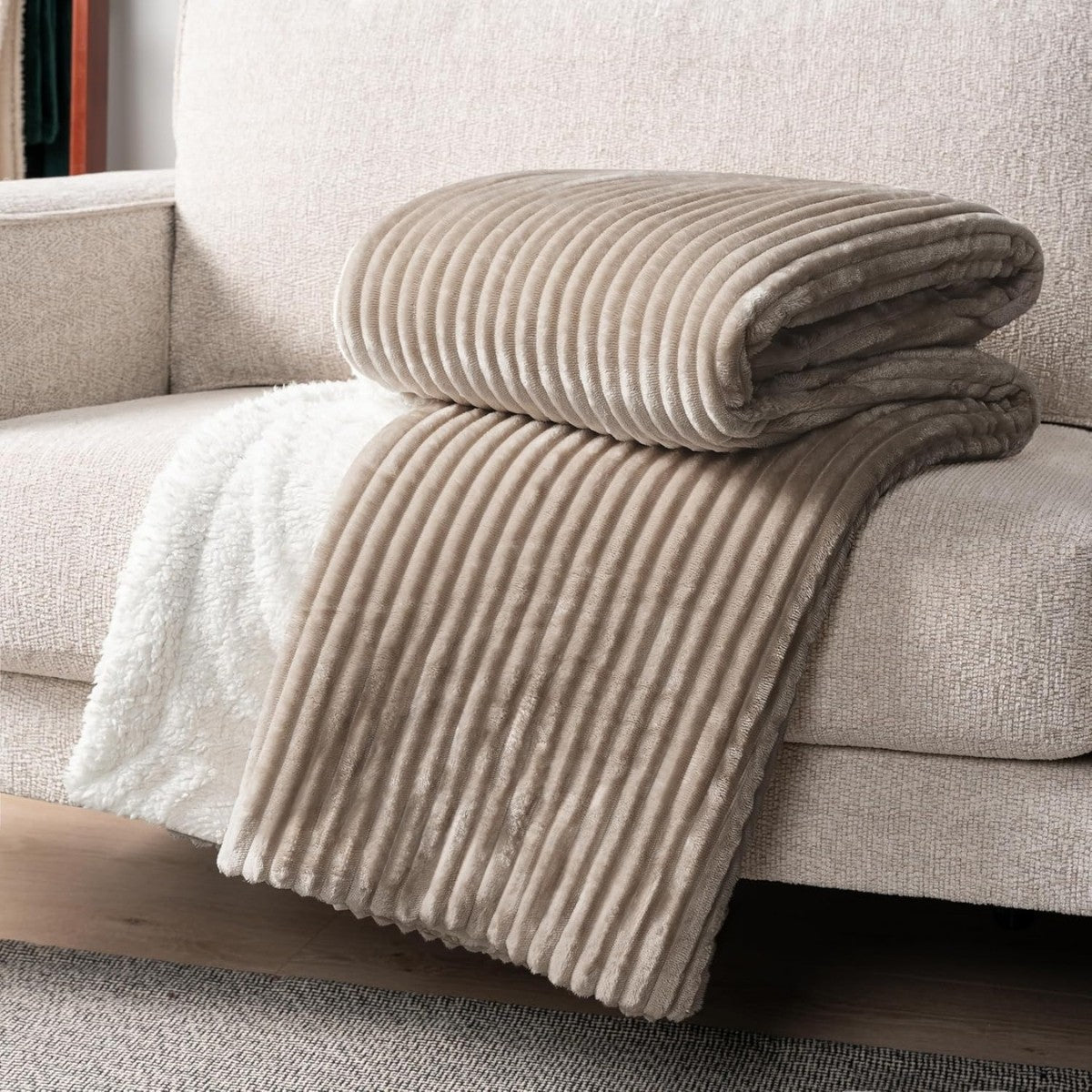 Plush blanket with lamb - Hølm