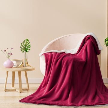 Plush blanket with lamb - Crimson